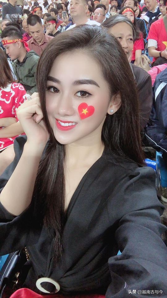 越南清纯女球迷走红,越南女球迷庆祝越南队胜利