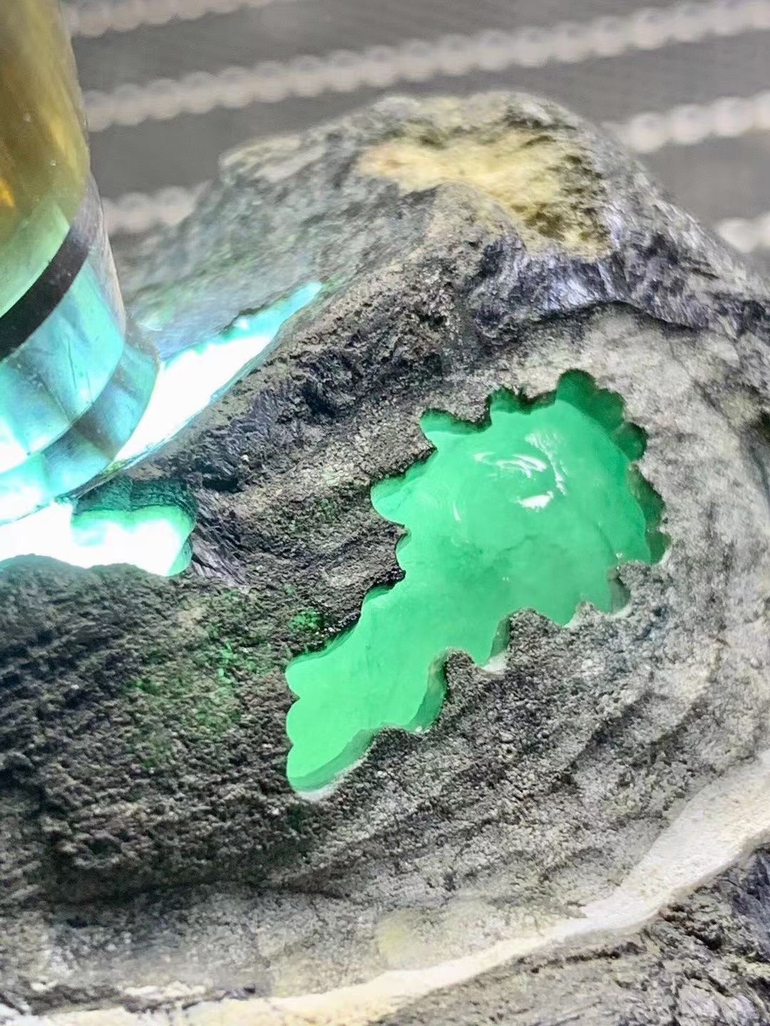 在直播间购买翡翠原石靠谱吗？下单买的是假的怎么办？