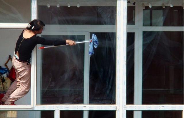 擦窗机器人到底靠不靠谱,擦窗机器人到底怕它干不干净