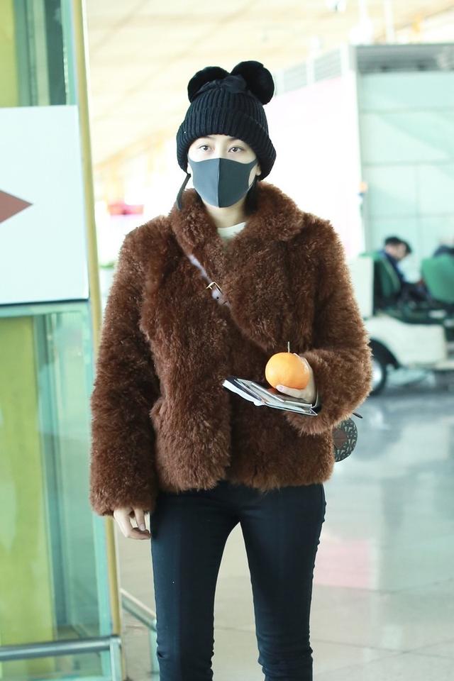 马苏穿黄色毛衣现身打扮超亮眼,马苏穿皮草