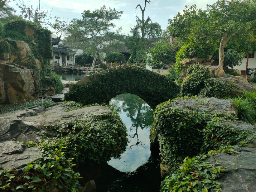 现实和画卷就隔着一扇门的距离，我推开苏州网师园的大门，流泪了