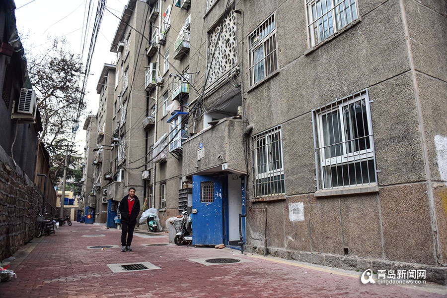 白天拌水泥，晚上写诗歌…青岛这位农民工在地下室写出几十万字小说