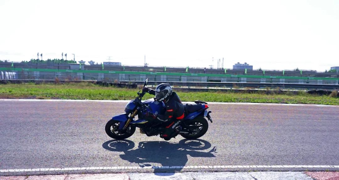 贝纳利tornado302跟飓风302r,新款贝纳利302r5秒破百