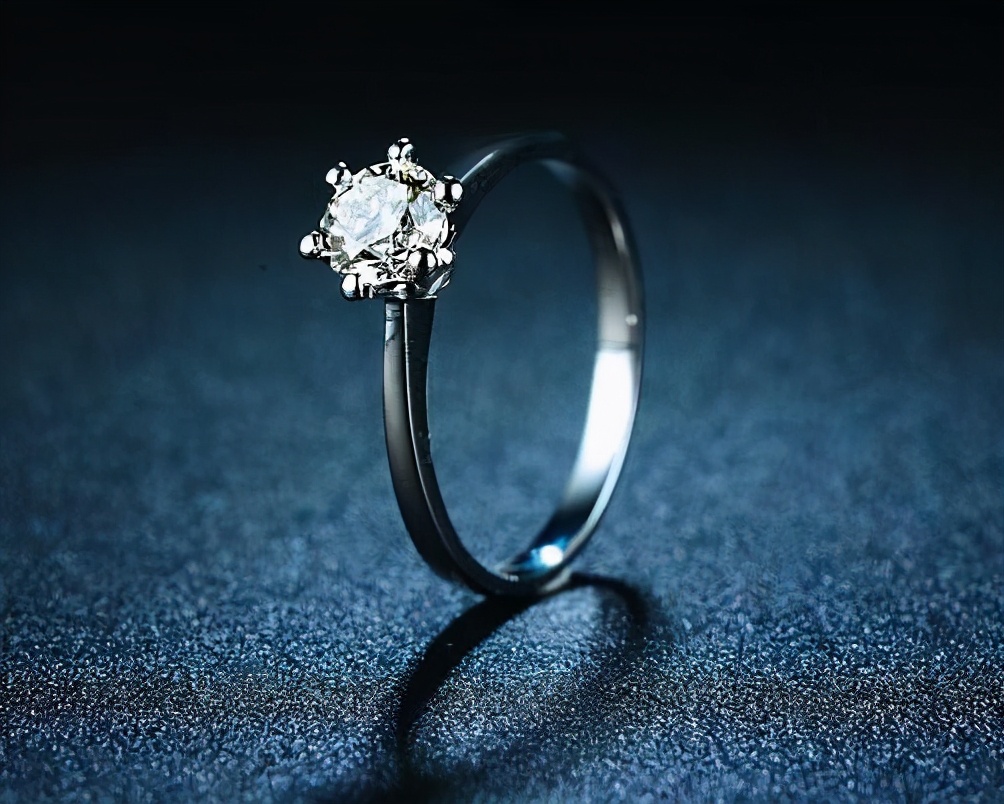 女朋友结婚非要钻戒怎么办,女友买钻戒男朋友觉得是智商税