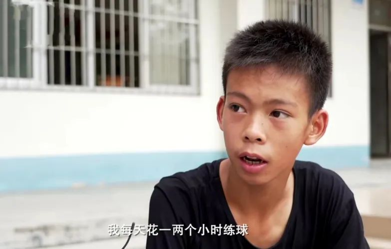 13岁独臂篮球少年nba评价,13岁独臂篮球少年帅炸了人民日报