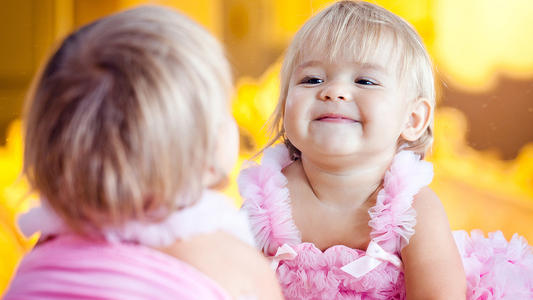 妈妈给萌娃扎五角星辫子,妈妈为女儿扎的五角星头发