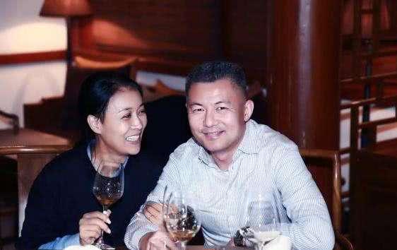 未婚先孕二嫁富豪，恩师偏心王菲说她傻，乐坛一姐那英经历了啥？