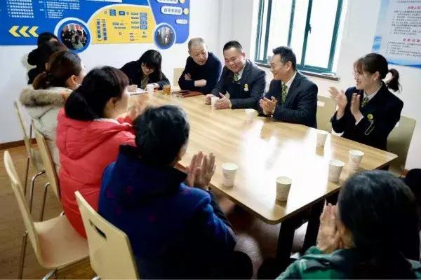 宁波这个小区的物业经理厉害了！听说他要调走，业主拍桌子说“不同意”！