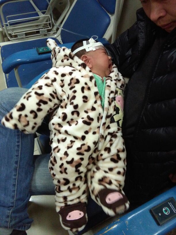 宝宝呛奶怎么正确急救,宝宝呛奶后的急救处理图解