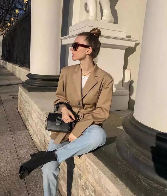 牛仔裤穿合身的还是修身的,牛仔裤是无弹力的还是有弹力的好