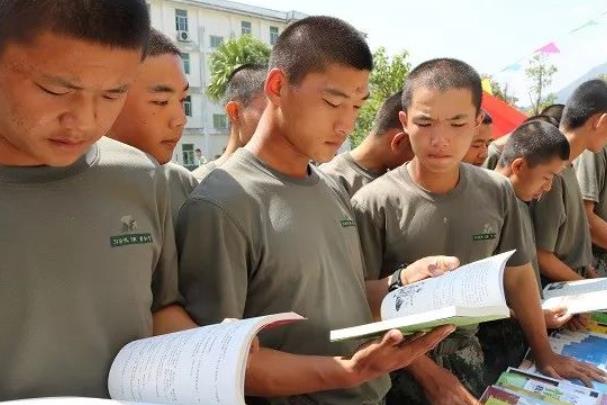 大学生当兵考不上军官,大学生当兵考不上军校怎么办好