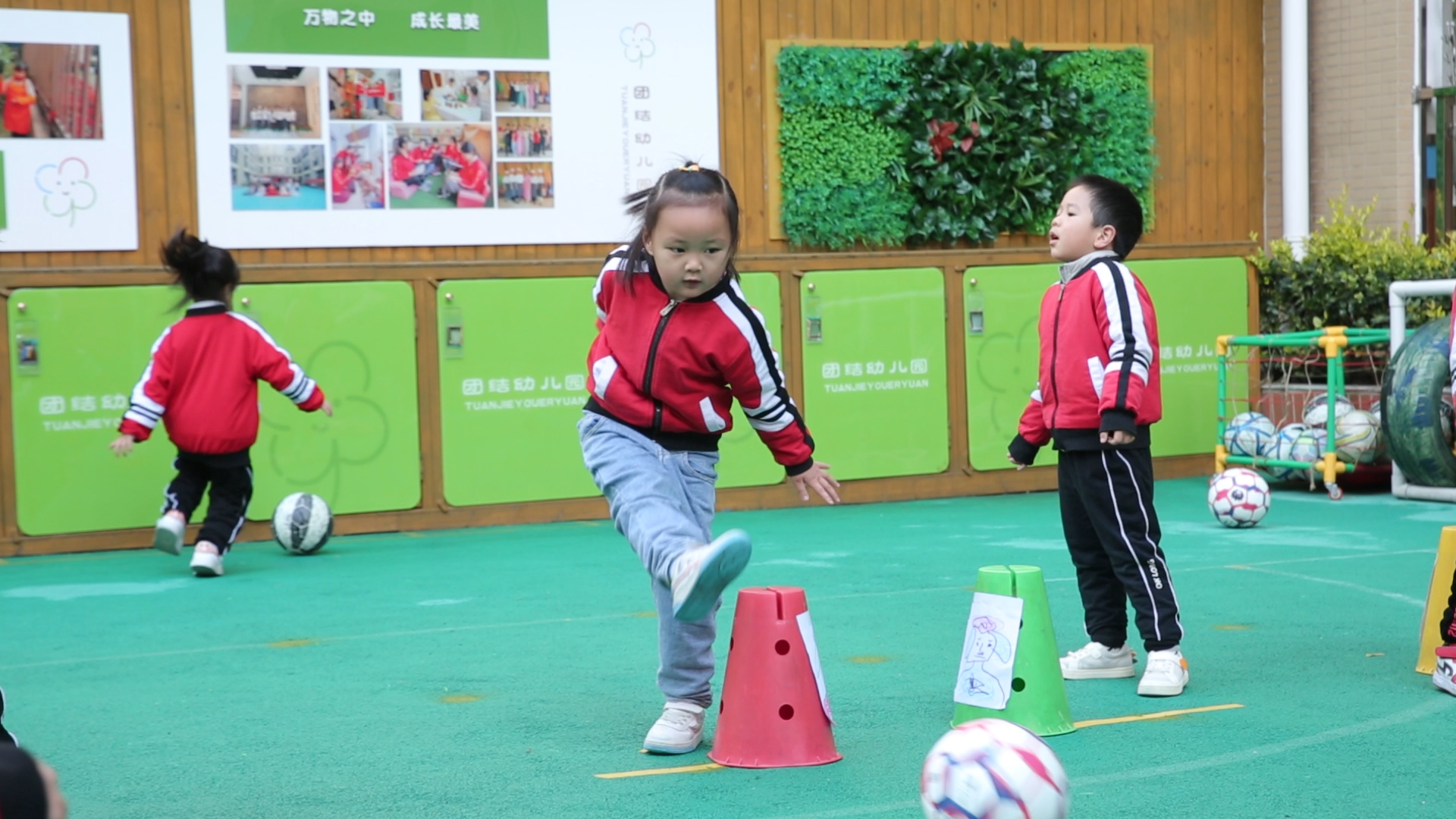 幼儿园小朋友踢足球照片,踢足球的萌娃小视频