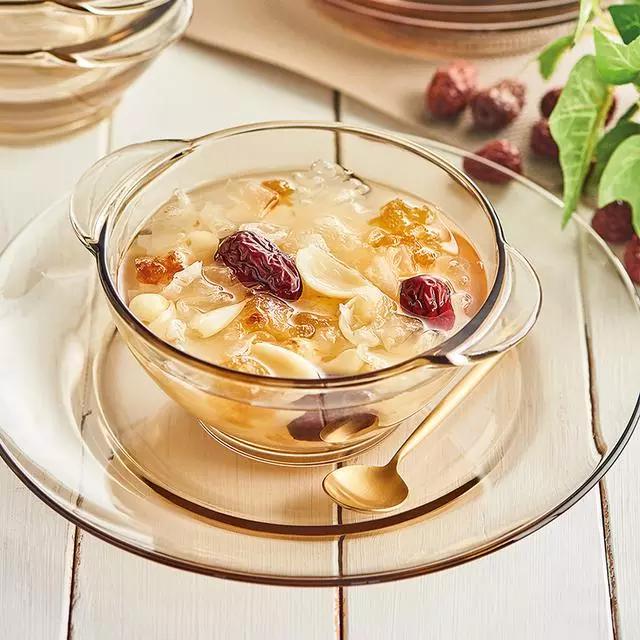 中国人不爱玻璃餐具？百年品牌打破传统，网友：一边说不好看还买