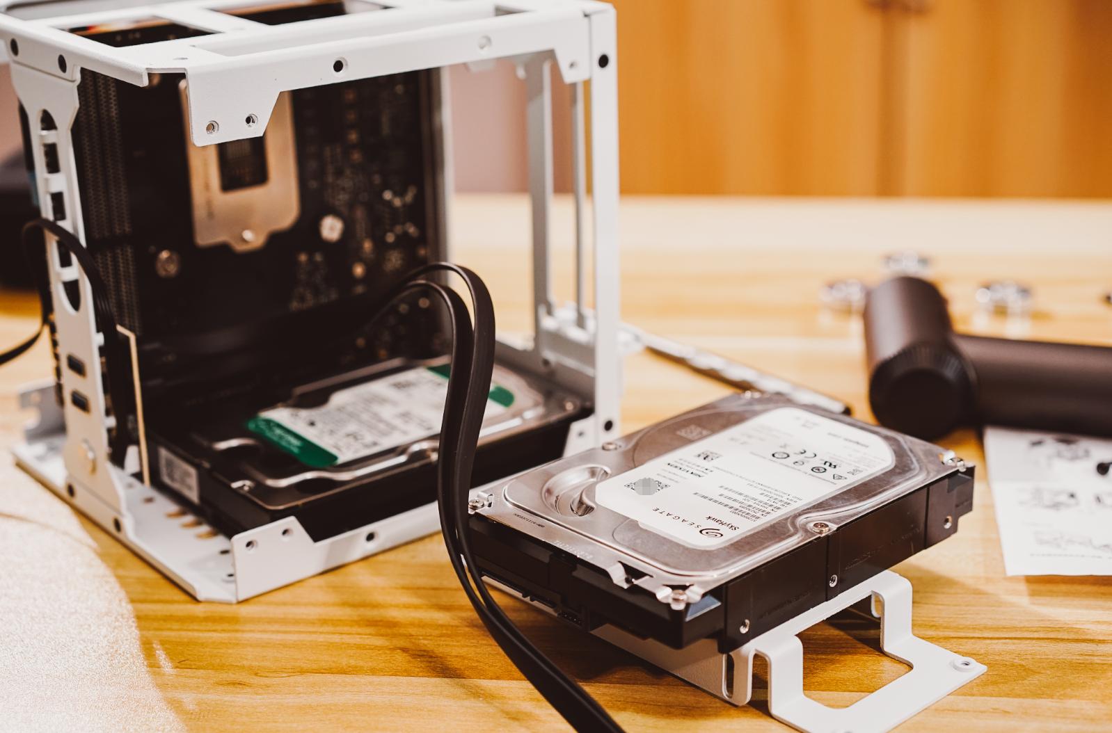 itx装机配置单一小机箱也有大心脏,itx支持3.5寸硬盘