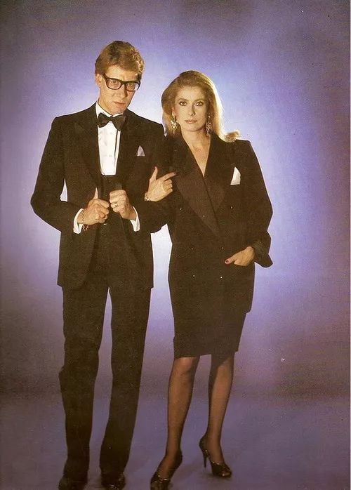 那个卖口红的YSL,教会女孩不色情的穿黑*袜丝**