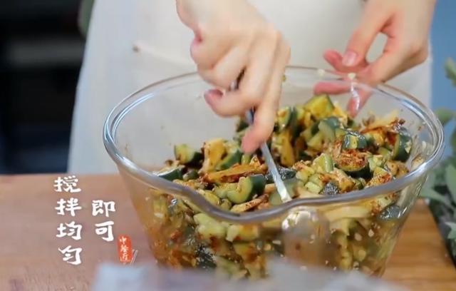 赵丽颖再出黑料，《中餐厅》备菜时不戴手套，甚至还舔了舔手指