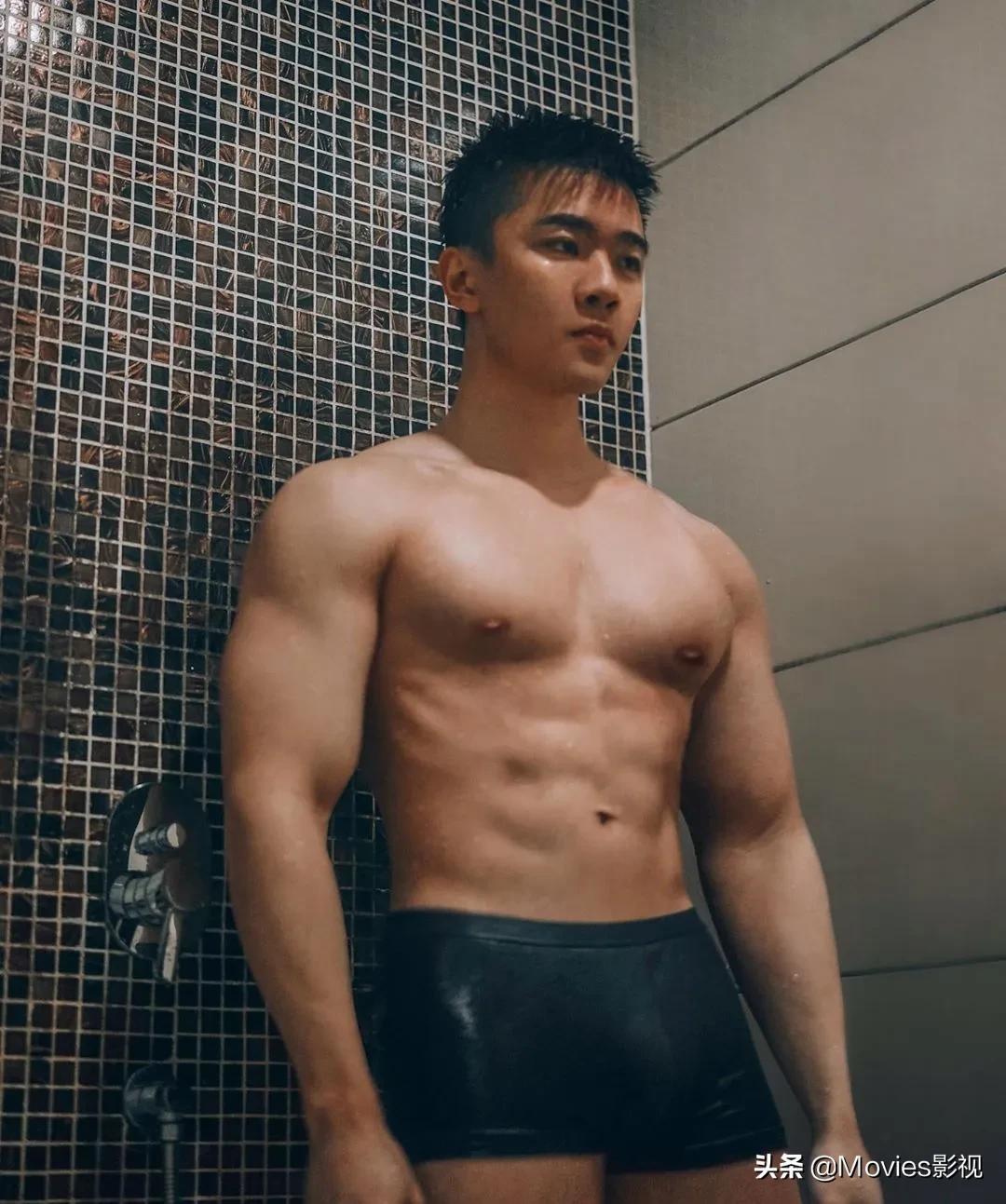 穿短裤比汪小菲还好看！奶凶腱子肉小狼狗，浴室照疯狂撩粉！