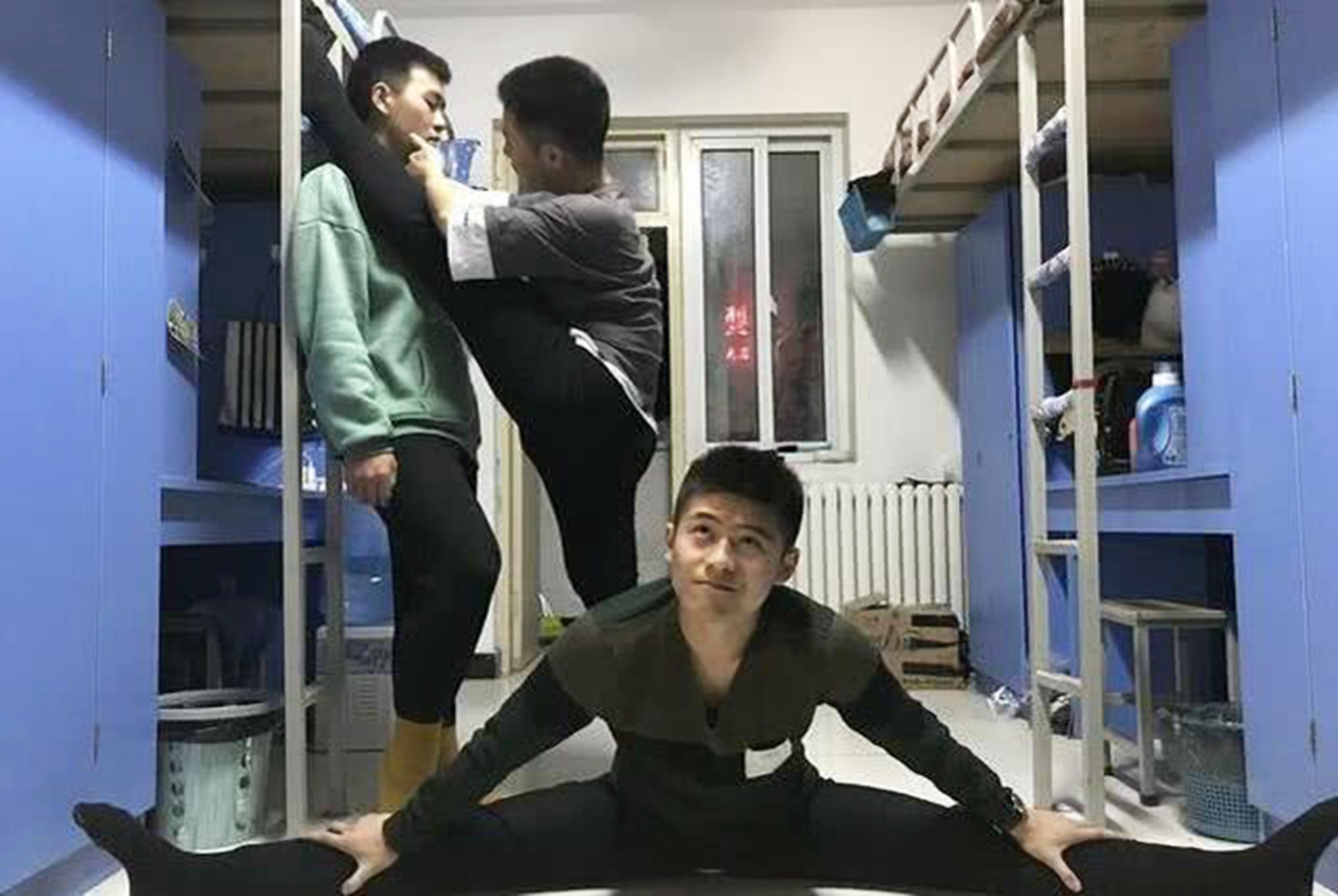 老师“突袭”查寝室，男生宿舍“禁品套装”五花八门，生活很滋润