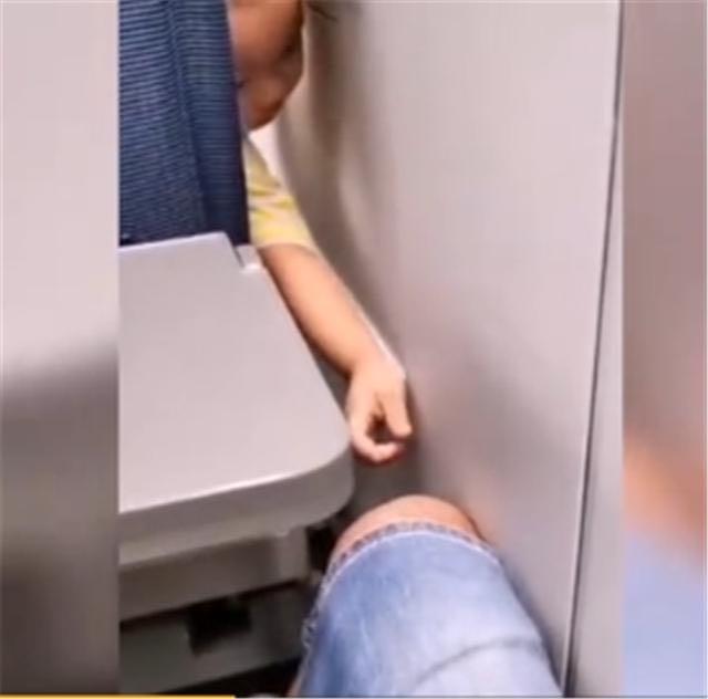 “熊孩子”偷拔陌生人腿毛，俩人对视以后，孩子收手秒怂