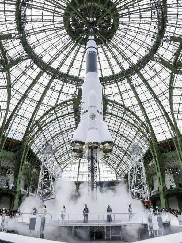 颠覆传统设计的时装秀,让你惊艳的时装秀场布置