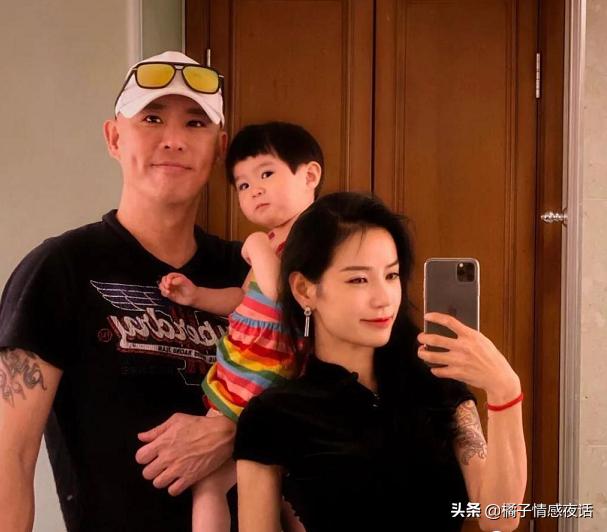 宝马秀恩爱,租别墅炫富网红夫妻