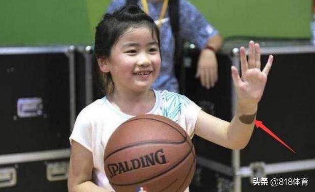 姚明野球场看10岁女儿打球！1米7姚沁蕾打4v4,姚主席老父亲般微笑