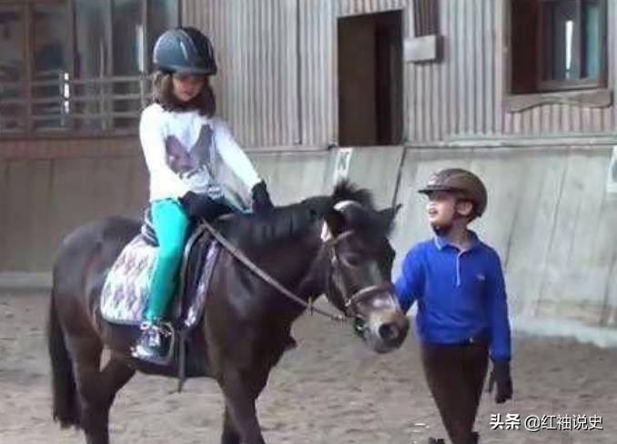 15岁提帮功早恋了？神秘女友是混血美人，网友：有玛哈国王风范