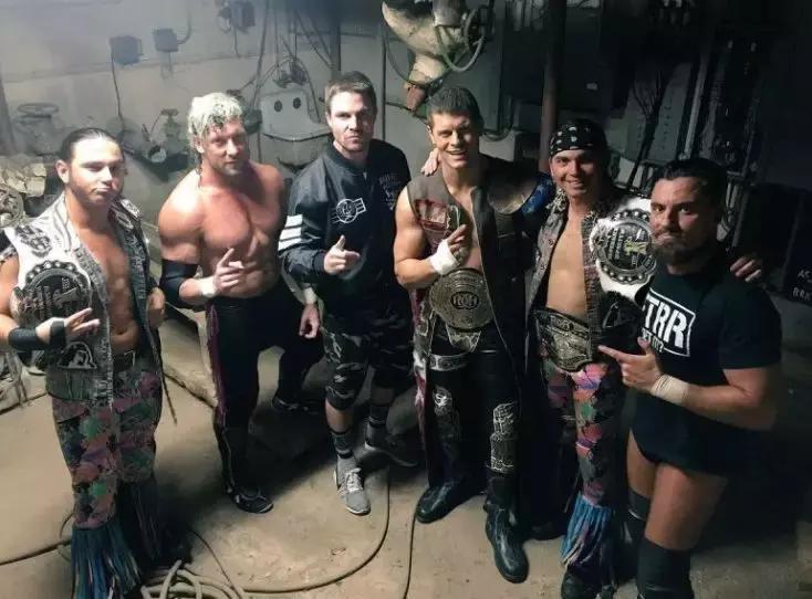 拳王暴打wwe,施瓦辛格一拳打倒wwe