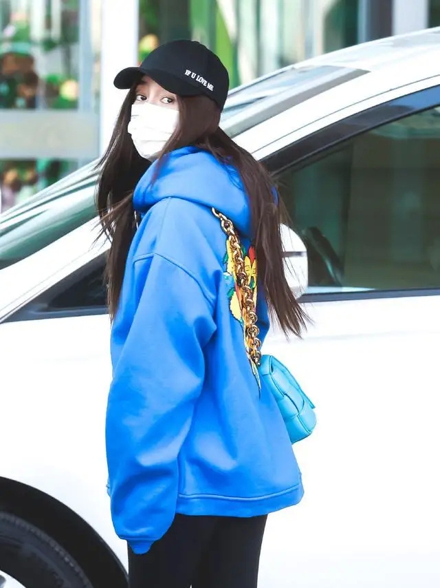 baby穿阔版西装秀蛮腰,baby黑西装造型气场全开