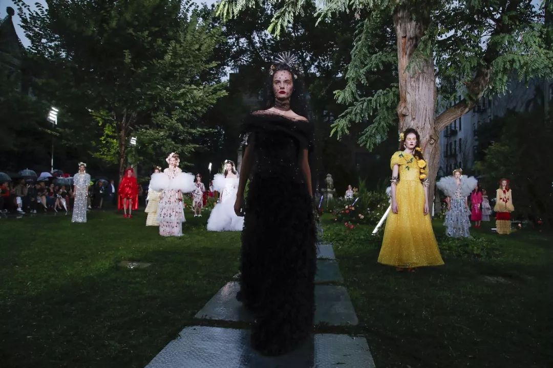 2019春夏4大流行趋势照着穿美到哭,今年秋冬流行这样穿时髦又温暖