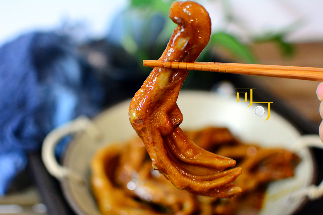 卤鸭掌当下酒菜很下饭,香辣无骨鸭掌一串