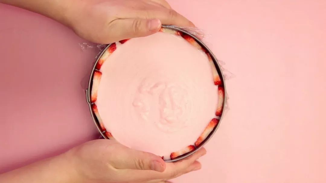 满满的草莓香味的慕斯，不用烤箱就能做、简单快手！