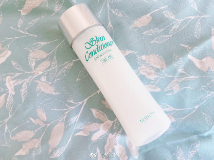 脸上长痘才是最糟心的!5款适合油痘肌的水乳,一起拯救皮肤屏障