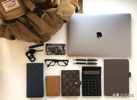精致日本男孩的包包里都装了些啥？唇膏、防晒......比我还全！