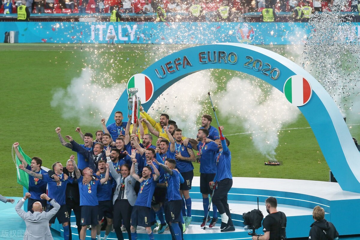 欧洲杯落幕！53年等待，幸运女神眷顾意大利，C罗荣膺金靴