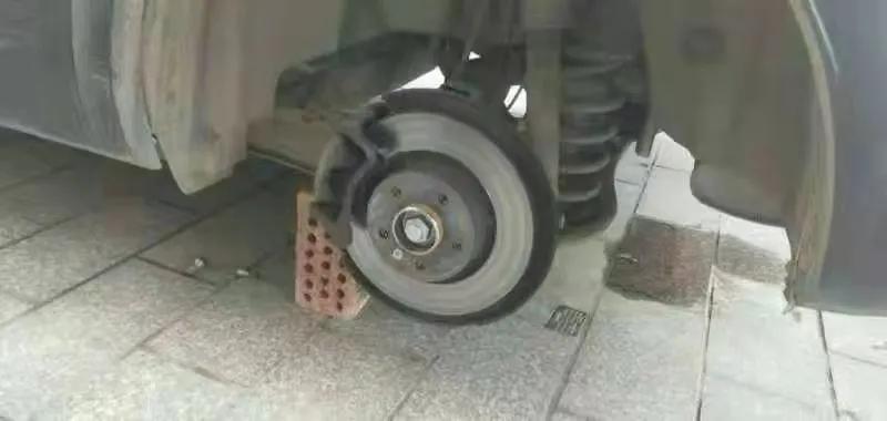 修车工偷开宝马车外出,汽修工偷开走客户的豪车撞报废