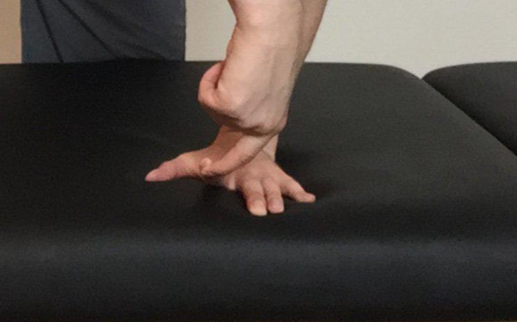 手腕酸痛僵硬怎么办最快解决,手腕疼手指夜间肿胀僵硬怎么治疗