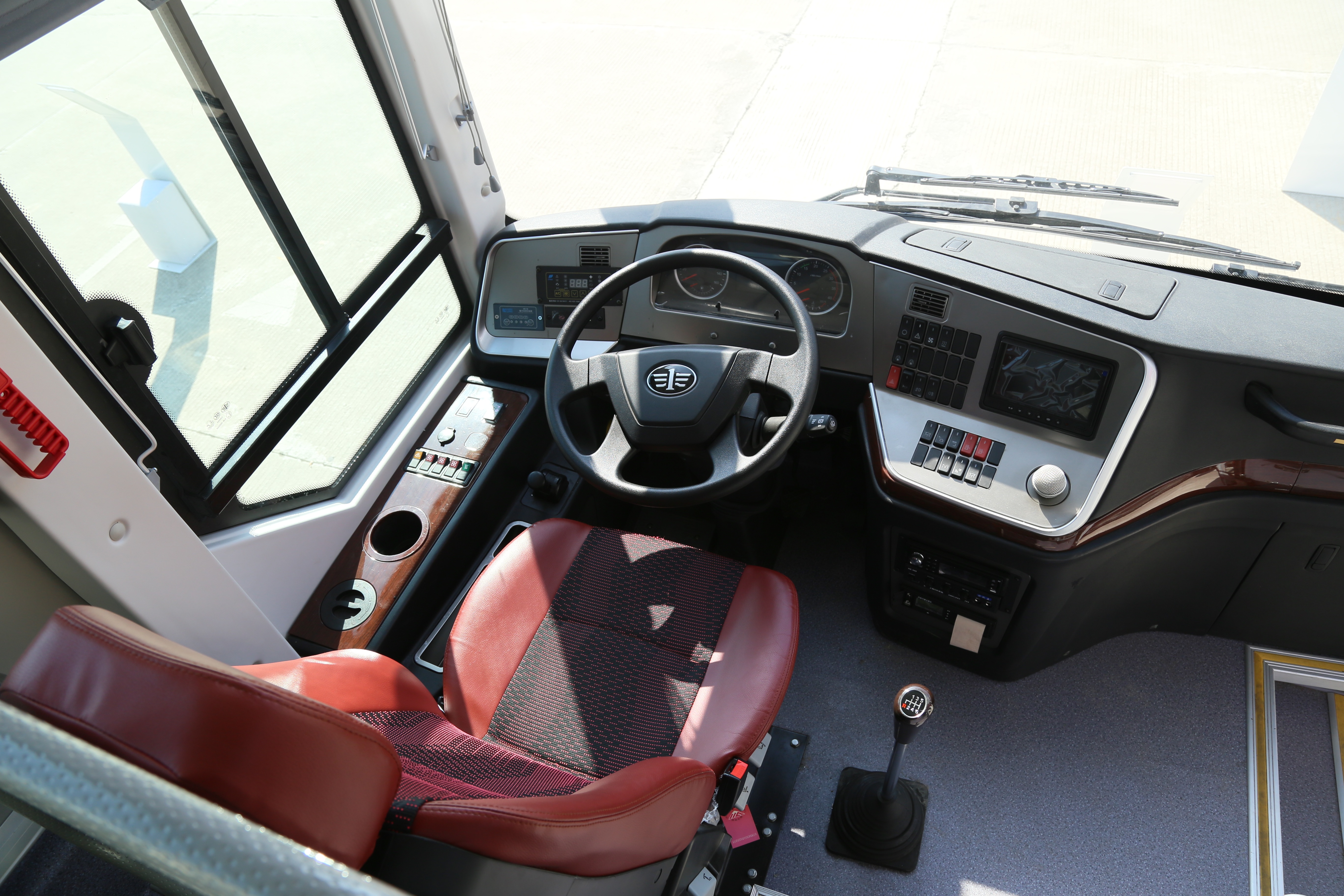 一汽解放还在生产客车吗,一汽解放智慧客车