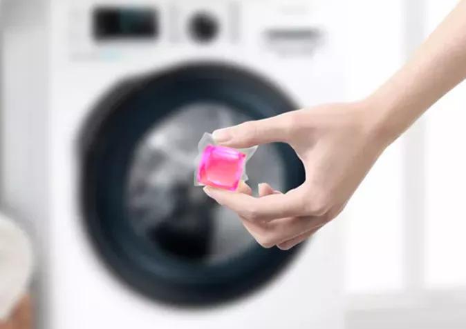 洗衣液倒多了衣服洗不干净怎么办,洗衣液直接倒衣服上变色怎么恢复