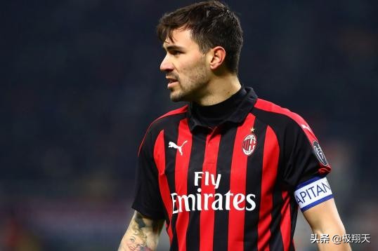 米兰开场9分钟0-2落后萨索洛,米兰德比震撼场面加图索