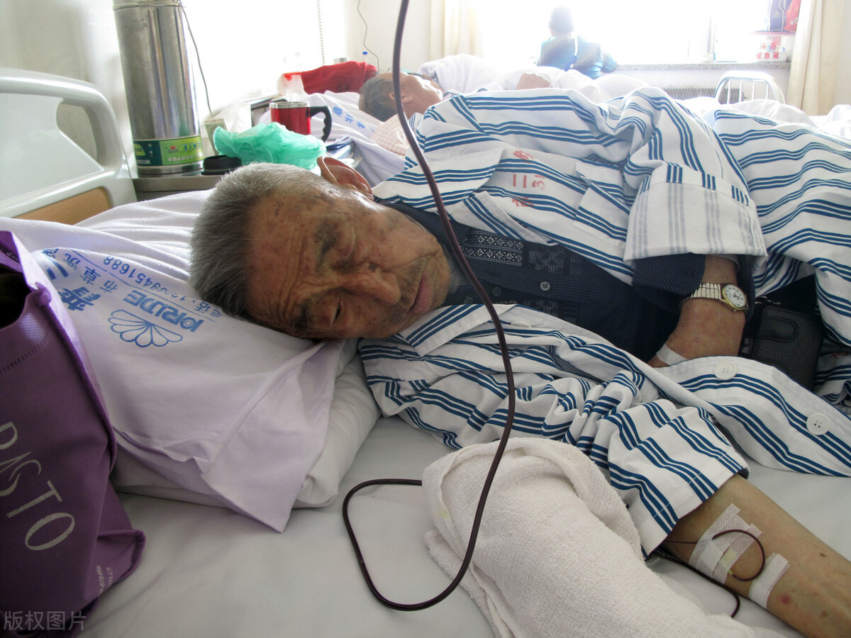 六旬老人恋上45岁年轻舞伴,六旬老人迷恋上靳东完整版