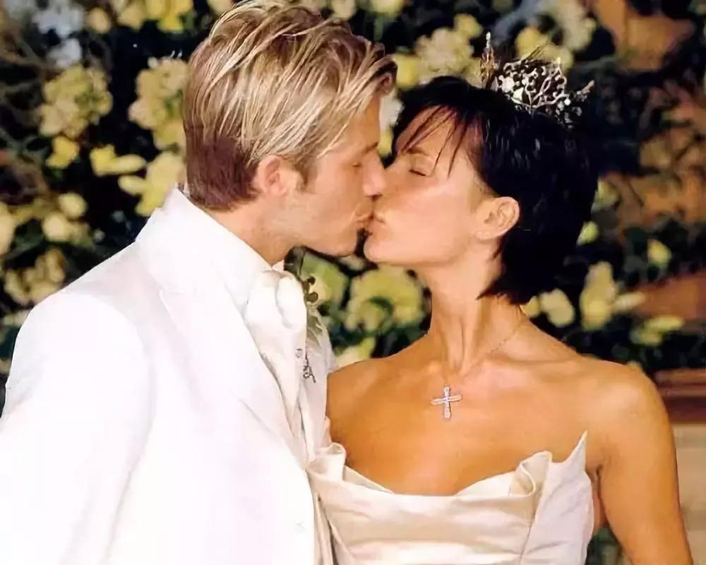 年轻时的贝克汉姆和维多利亚,贝克汉姆维多利亚为何拄拐杖