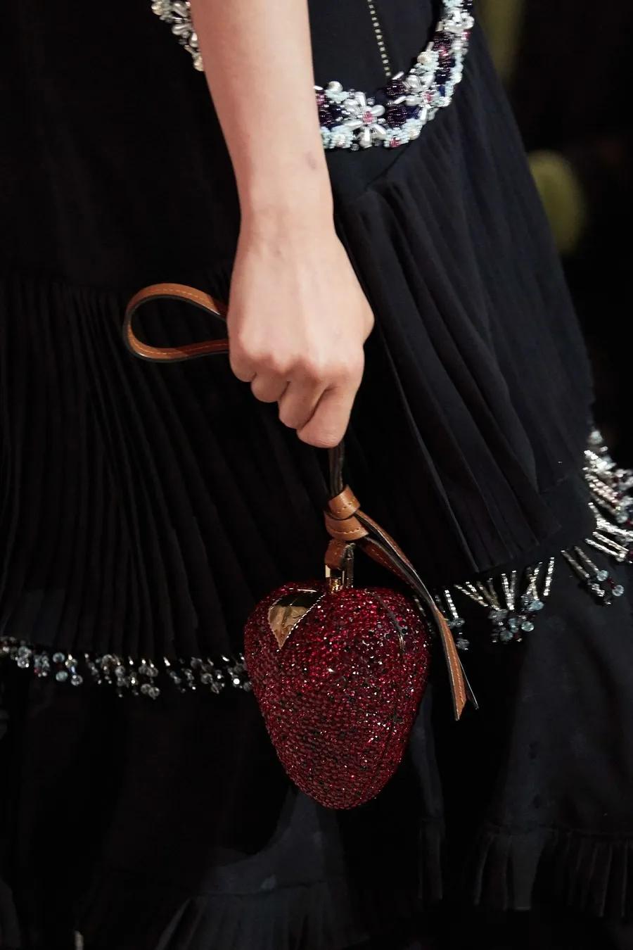 2022巴黎时装周秋冬大衣,2020秋冬巴黎时装周