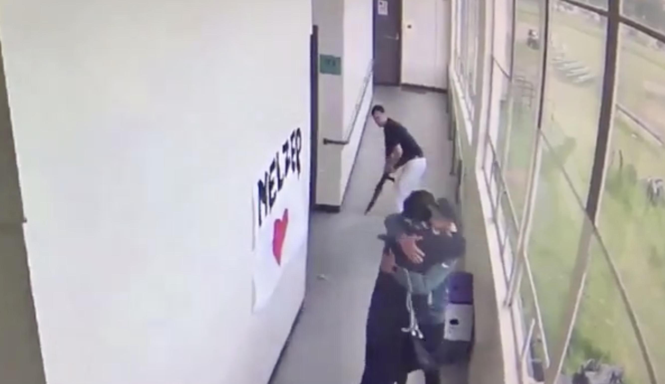 美国一足球教练在教室夺下少年的枪后,拥抱少年的场景被录了下来