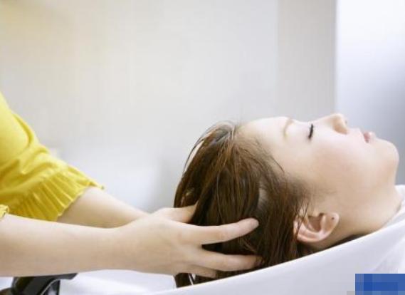 想让油性发质有所改善，做到这4点是关键！从此头发不再油腻腻