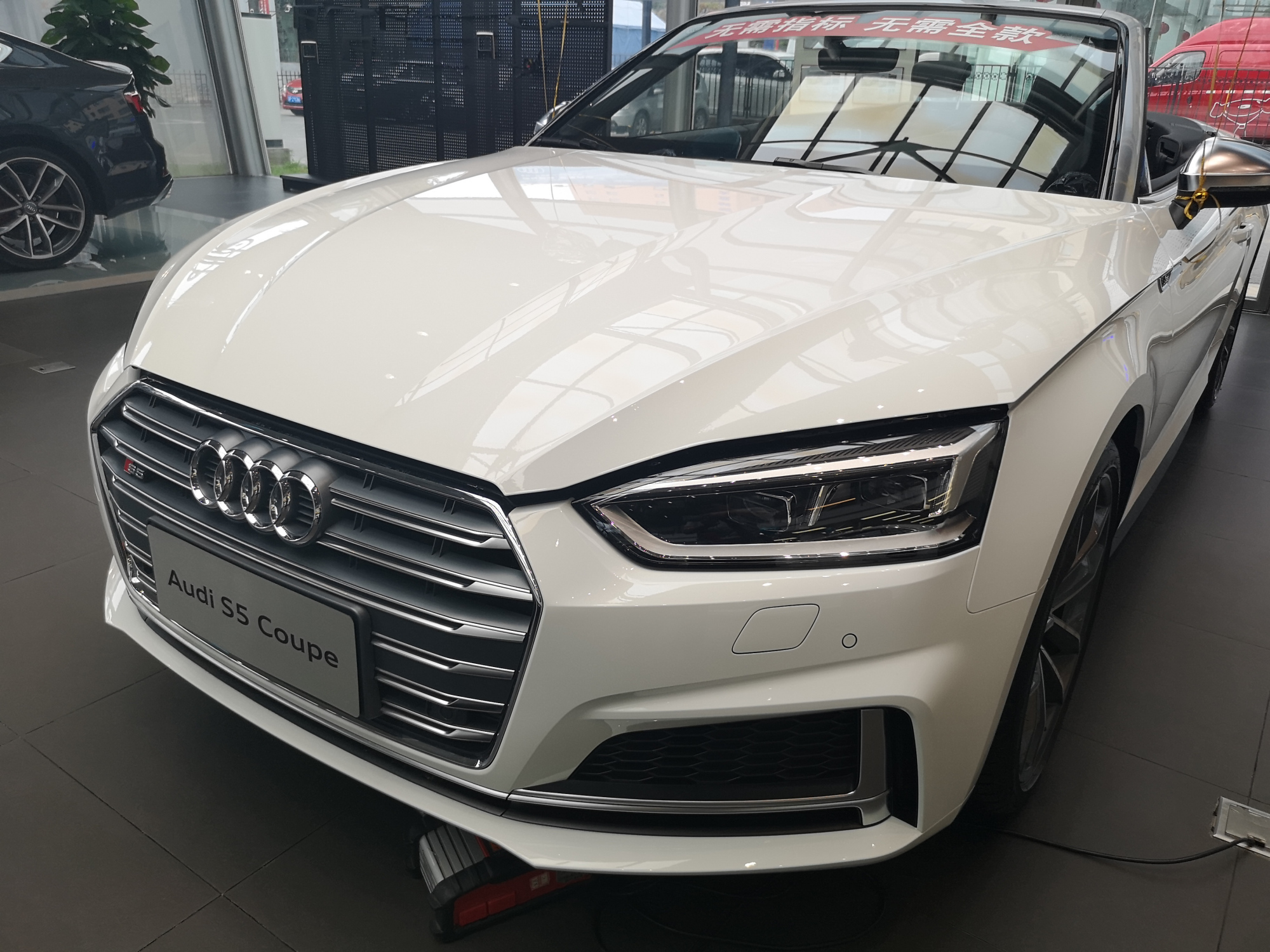 奥迪s5四门敞篷硬顶展示,运动感很强新款奥迪s5敞篷版实车