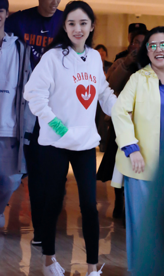 最近网上火了一种卫衣穿法:内衬衣袖比外衫长1/4,超级时髦!