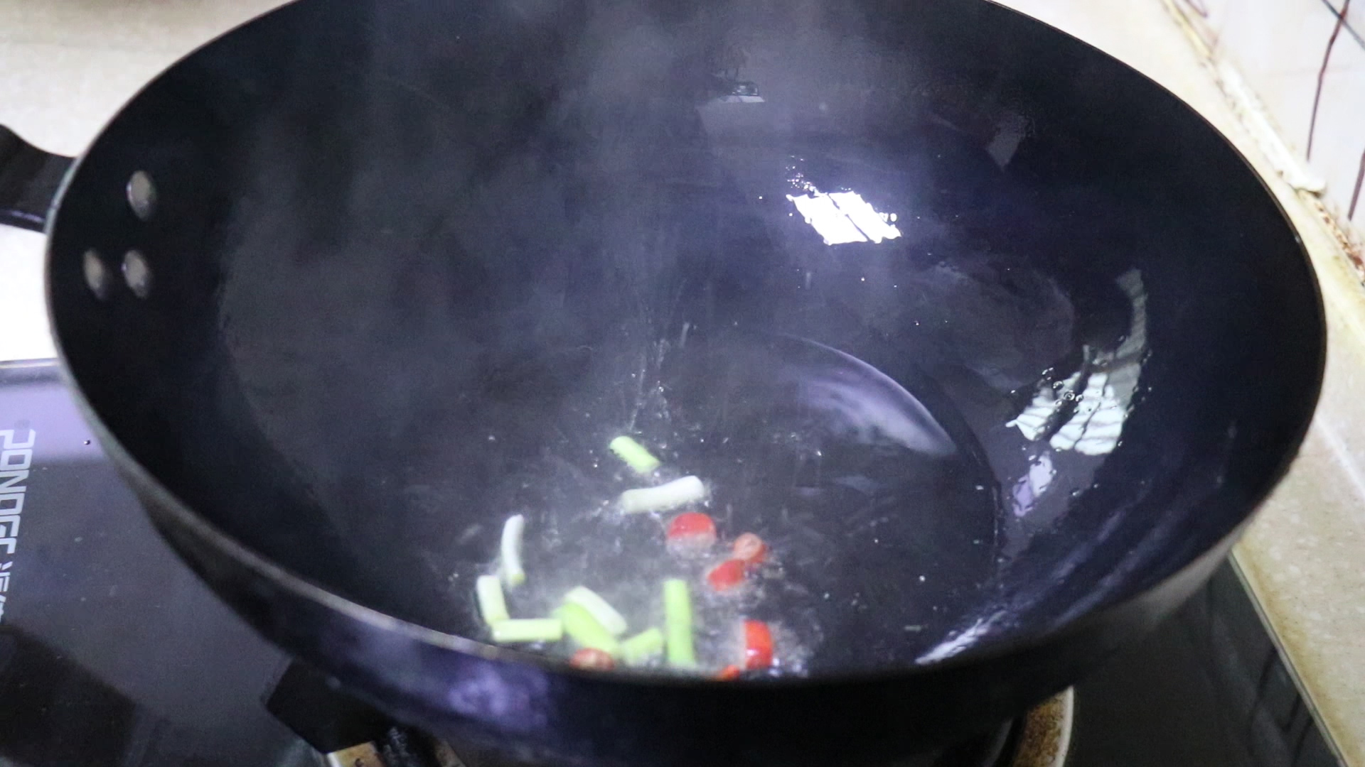 炒土豆丝不粘锅的方法,炒酸辣土豆丝放酱油就粘锅