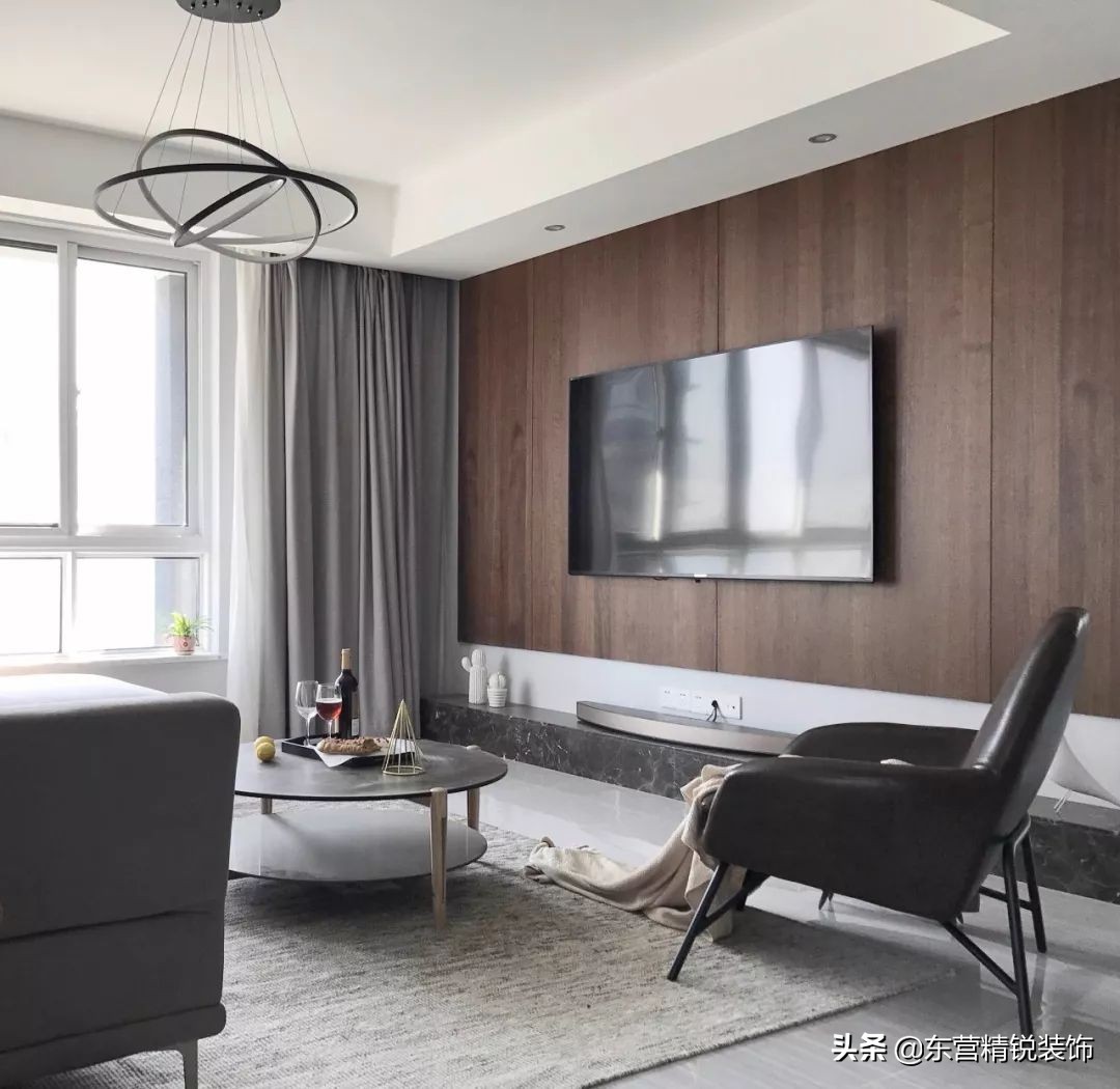 主卧背景墙护墙板装修效果图大全,100平方现代轻奢护墙板装修多少钱