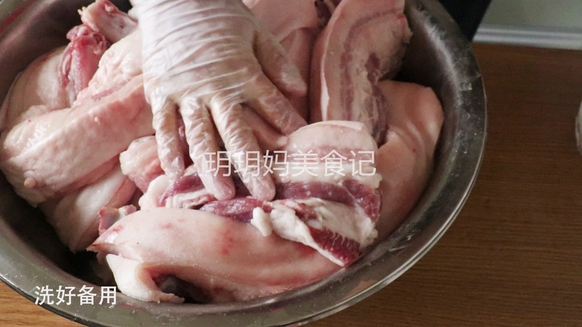 腌腊肉直接用盐腌很好吃,腌腊肉不要只放盐记住几个方法